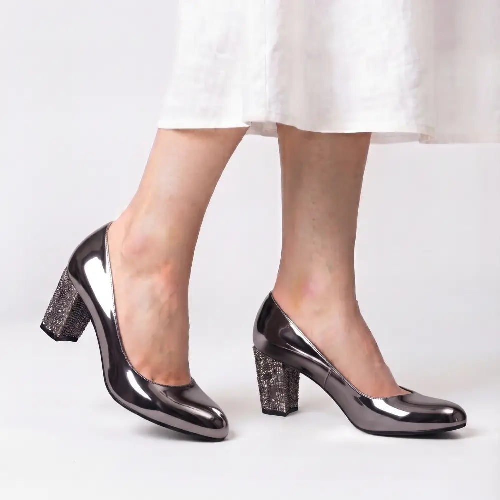 Platinfarbene Abendschuhe mit klobigem Absatz und Steindetails MA-048